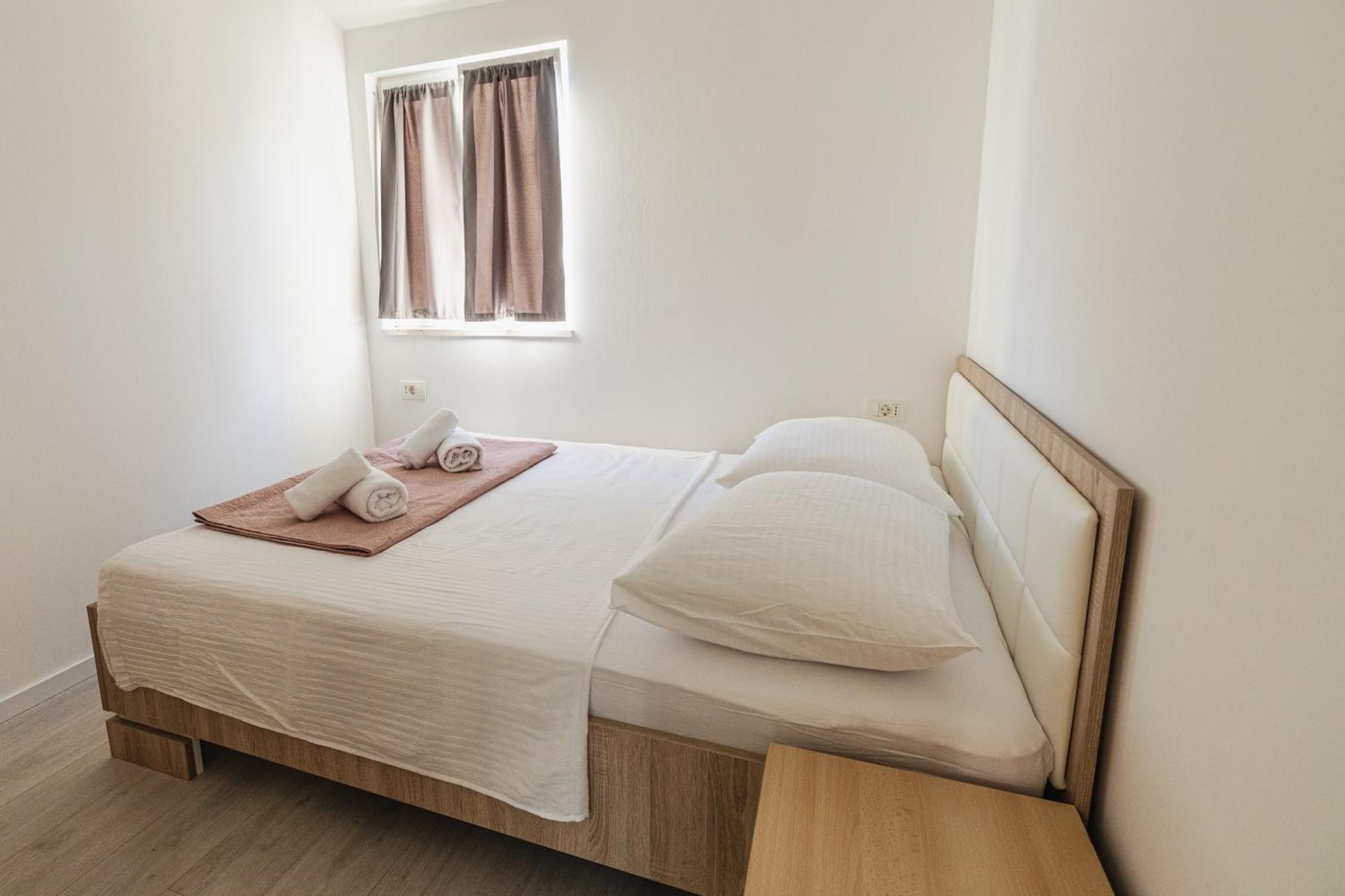 Bruno'S Poolside Apartments - Near Beach Трогир Экстерьер фото