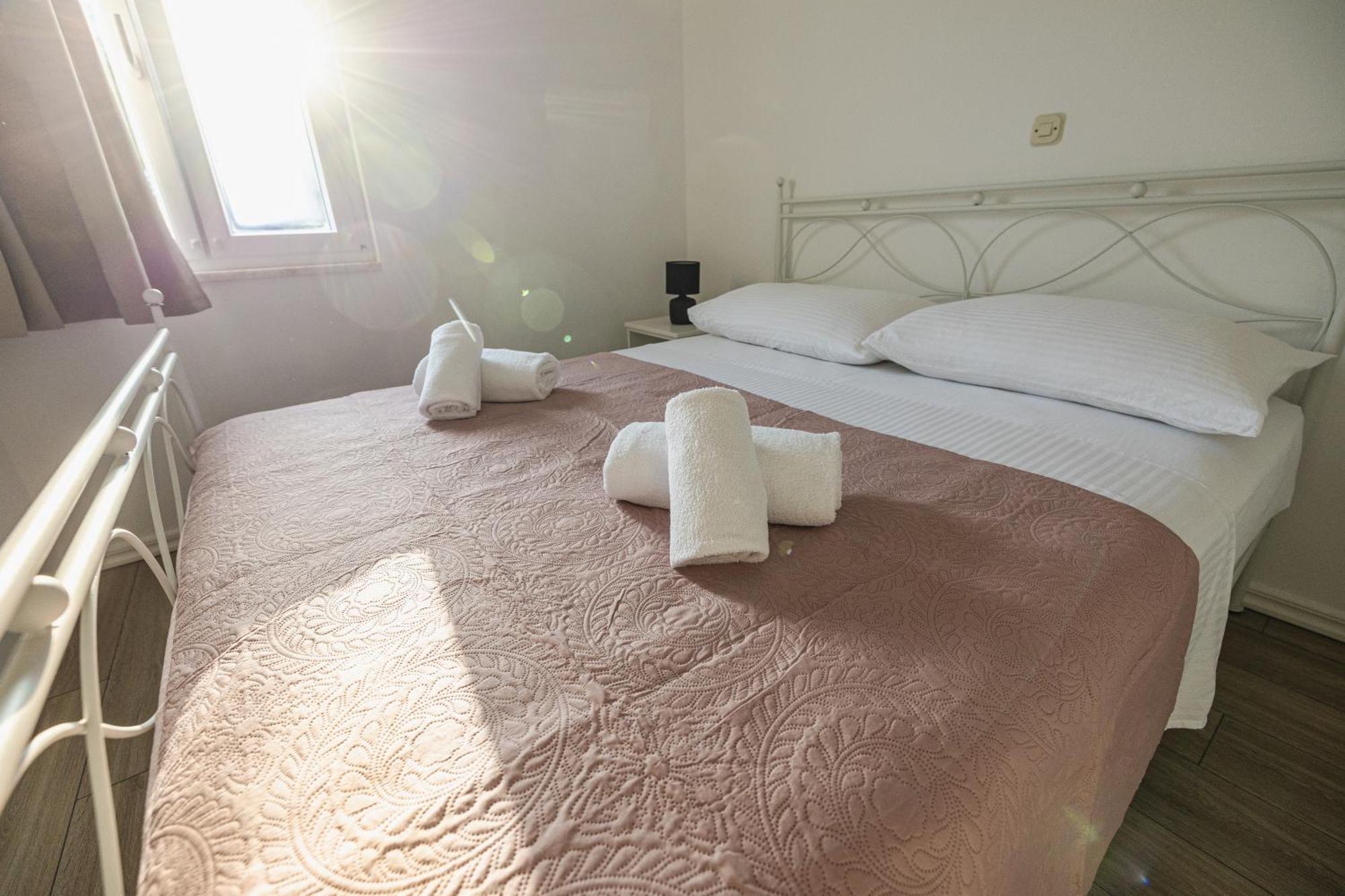 Bruno'S Poolside Apartments - Near Beach Трогир Экстерьер фото