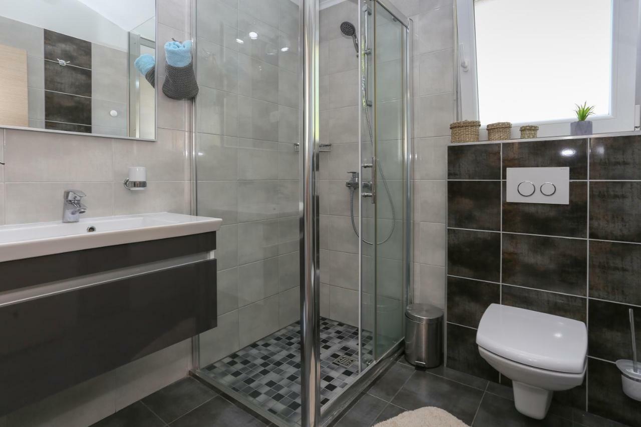 Bruno'S Poolside Apartments - Near Beach Трогир Экстерьер фото