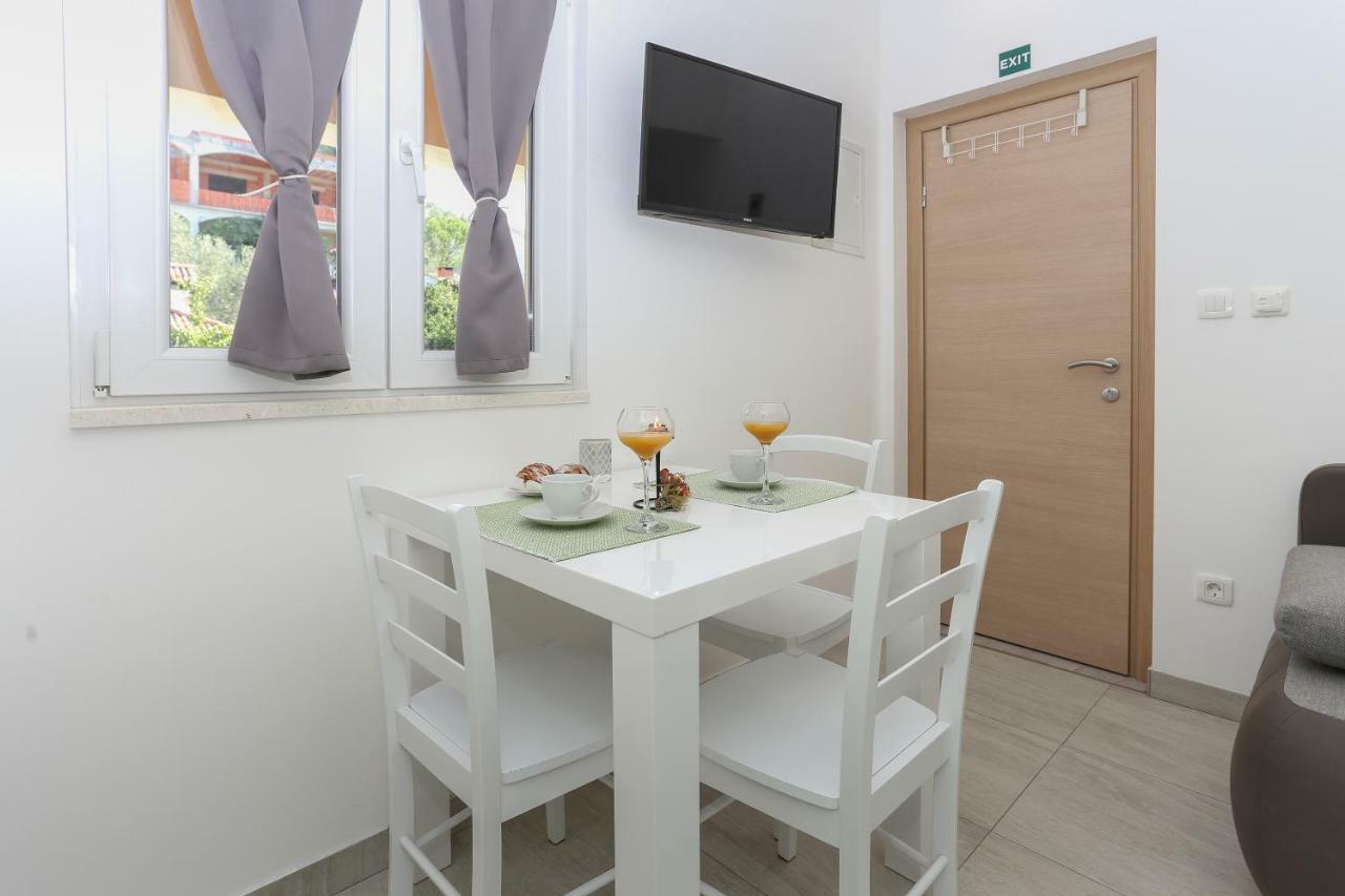 Bruno'S Poolside Apartments - Near Beach Трогир Экстерьер фото